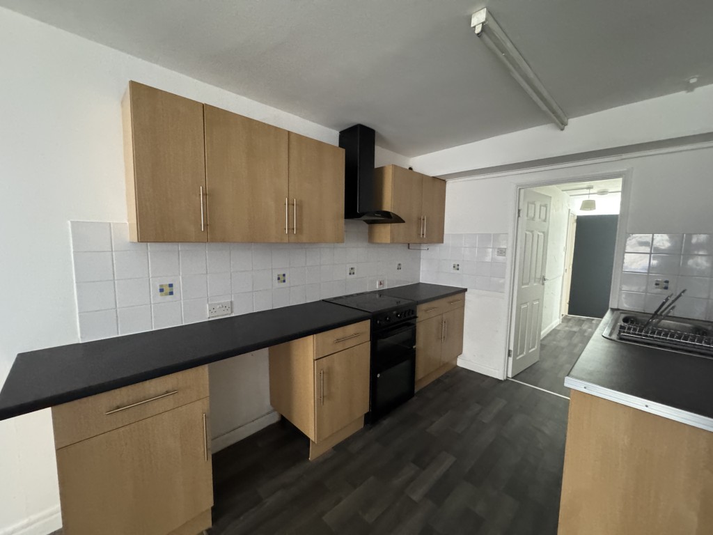 Lot: 63 - MIXED USE PROPERTY COMPRISING TWO COMMERCIAL UNITS AND THREE FLATS - 8B bedroom